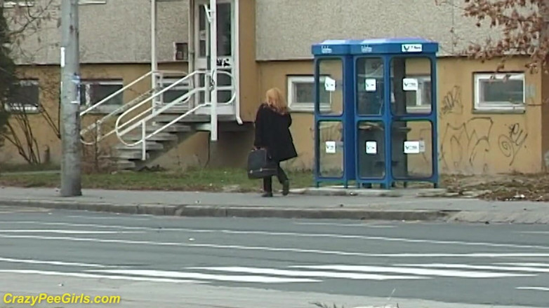 Crazy pee girls: Божевільна дівчина писяє на відкритому повітрі