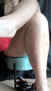 Leg Show Upskrt e Pail Legs on Low Stool olhando minhas coxas suculentas.