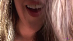 Naughty Black Girls: Ухмыляющаяся милашка уверенно бросает вызов ее уделывая большой черный член бойфренда, чтобы оставить ее текущую мокрую от камшота на лицо.