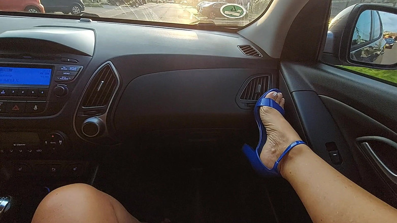 Step Mommy: エッチな継母が義理の息子の前の車の中でマンコをこすります