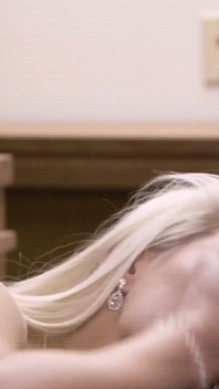 Sucia rubia milf come el culo del director y le deja golpear su coño para mantener a su hijastra en la universidad