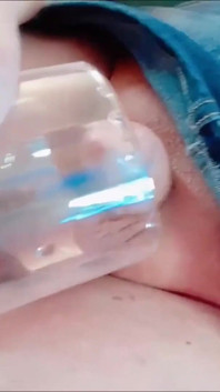 Lisa Femelle s piercingem v bradavkách šuká svůj zadek s drink can