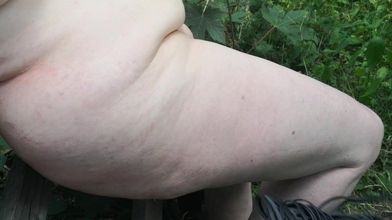 Bouncy Tits Action: Dzień w lesie - biczowanie brzucha
