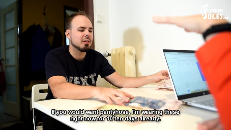 Czech Soles - foot fetish content: Fată vânzătoră de șosete împuțit la serviciu care are parte de venerarea...