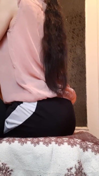 Unsere Milf-Nachbarin kam zu uns, um sie mit schmutzigem russischem Gerede zu ficken