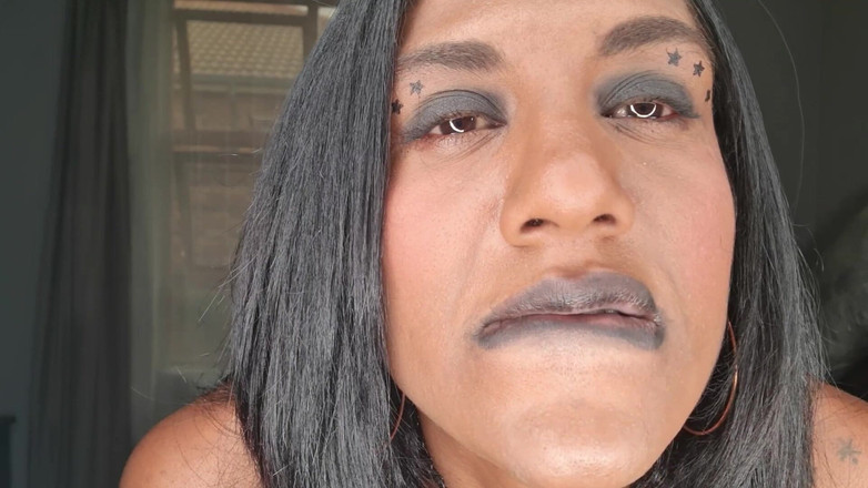 domslutfucker: Desi děvka sprostě mluví při hraní, zobrazuje její jazyk a...