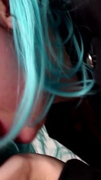 Geile MILF in blauer Perücke hardcore gefickt, stöhnt wie verrückt