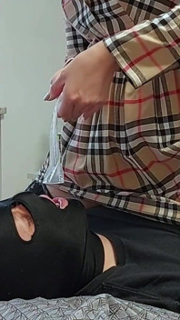 데이트 후 온 바람피는 마누라, 콘돔에서 사정하고 디저트로 정액을 먹는 바람난 남편