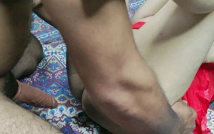 desi bhabhi videos: Ateşli Hintli deshi yenge kırmızı iç çamaşırlı üvey kız kardeş üvey erkek kardeşini çok...