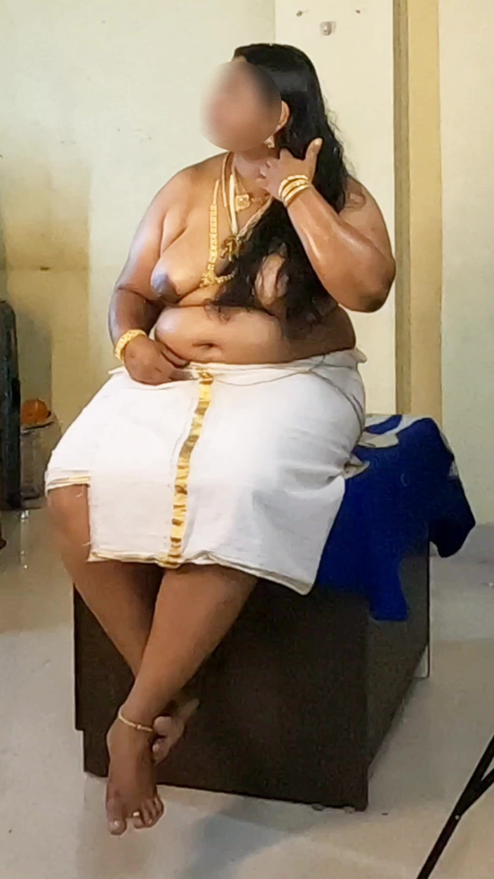 Anne Ipe: Gadis India dengan gaun tradisional, pemotretan topless di perhiasan