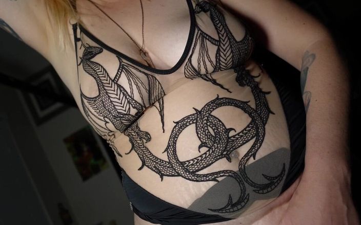 Hecate Reigns: Une MILF squirte encore et encore dans de la lingerie...