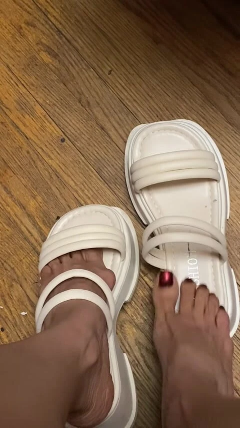 Naelor: Melove Sexy Small Feet in Her White Sandals