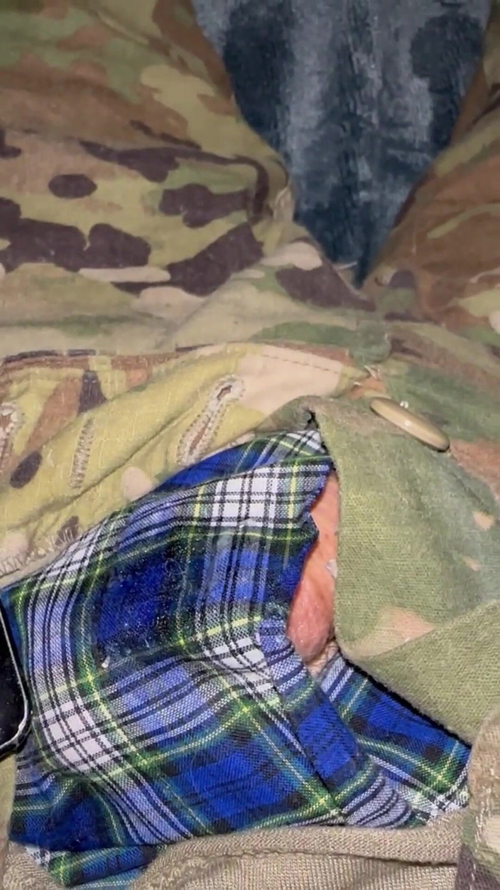 Gay Soldier Stuff: 青いボクサーパンツを履いてオナニーする私の熱い精液は、複数の射精足を楽しんでください