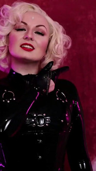 Video kompilasi arya grander si tante bahenol dengan baju super nakal lagi asik muasin memeknya pakai baju