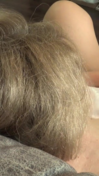 Grande sopra. La telecamera di lato osserva il paffuto che si masturba e registra video.