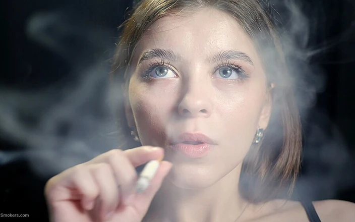 Russian Smokers: 性感的女士连续抽一根红烟