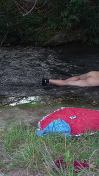 L'incontro con uno sconosciuto alla cascata finisce con il sesso.