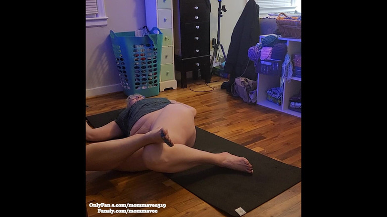 Momma Vee: Heiße MILF macht muschi-yoga!