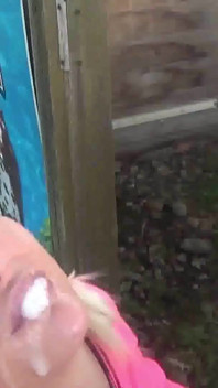 Rondborstige wilde blondine Jarushka Ross ontmoet toevallig toeristenteam en neukt bij het meer