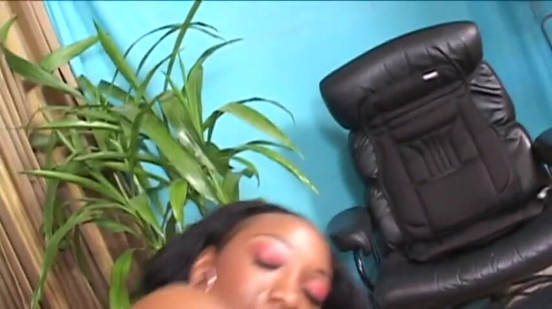 Butt Paradise: Puta negra de oficina masturbándose es lamida por un chico...