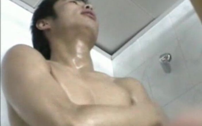 Japan boys: 小柄なゲイのレドは、からかいの後に彼の硬いペニスをオナニーします