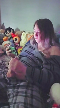 Une trans se masturbe devant du porno