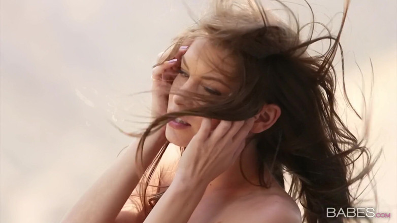 Babes: Chicas - Amber Sym no necesita traer a nadie más para...
