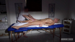 Tender Surrender: Bionda magra in massaggio