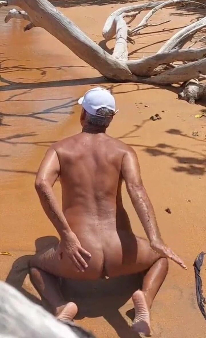 Ladysilvas: Ladysilva Crossdresser chce nevlastního otce v zadku na pláži