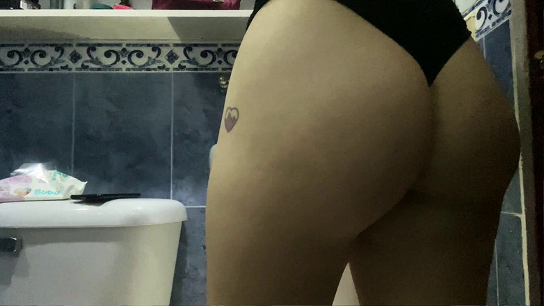 MiaSaintLove: 我躲在我继妹的浴室里