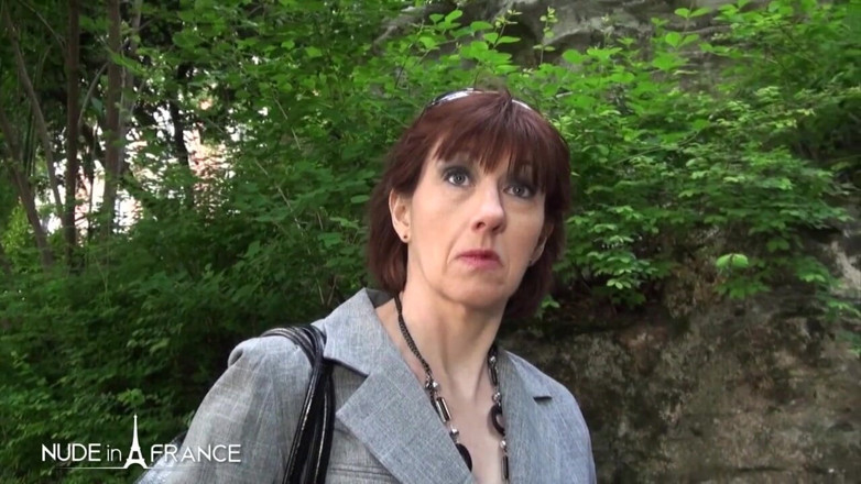 Nude in France: 욕심 많은 미시 부동산 중개인이 엉덩이를 따먹어 더 빨리 팔아