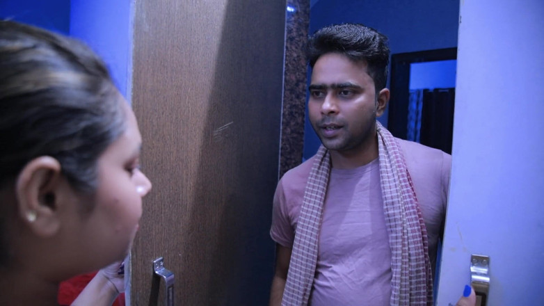Triflicks: Un masseur fait un massage au vagin d’une belle jeune...