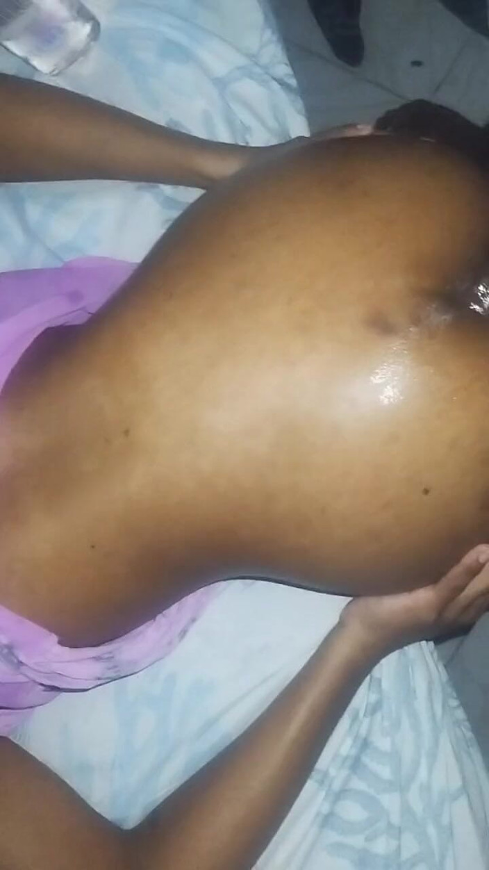 Freaky relatives: 18 anos paga aluguel com anal! Virgem cu levado pelo...