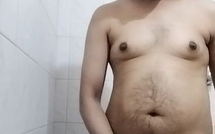 Nudycock: Il mio piscio in bagno