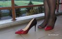 Aqua Pola: Klassische rote high heels auf dem balkon tauchen