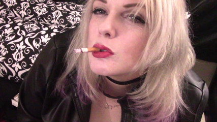 Smoke Temptress Annie Vox - Smoking Fetish: Рыжая торчащая курит Marlboro