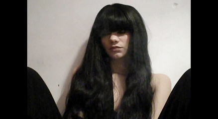 Femdom Austria: Dlouhovlasá děvka kouří cigaretu