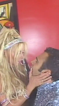 L'insaziabile milf bionda cavalca il suo stallone selvaggiamente