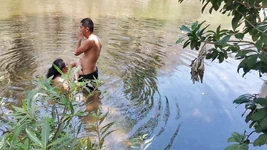 वाह!!! वह मुझे नहाने में मदद करता है और फिर हम लैगून के बीच में चोदते हैं