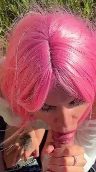 POV-camera. Zonnige pijpbeurt buitenshuis, klaarkomen in de mond, sexy barbie, grote lippen, grote tieten, tatoeagemeisje