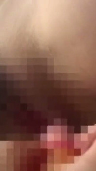 Isteri muda mengambil dildo tebal jauh ke dalam pantat