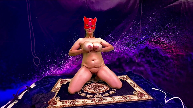 VeeVee Vixen: Vú to bôi dầu lên