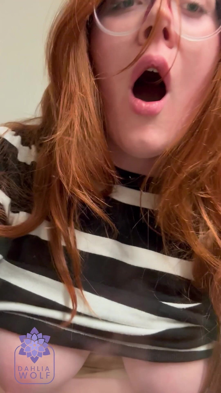 Dahlia Wolf: Їй просто довелося торкнутися її пизди!! Неслухняна публічна мастурбація у ванній кімнаті