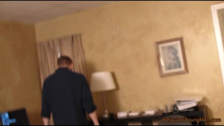 Reluctant Young Men Spanking: Jonathan betaalt met zijn kont - deel 2