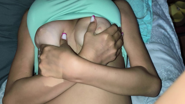 Blondasexy00: El hermanastro le da mis bragas a un lado y...