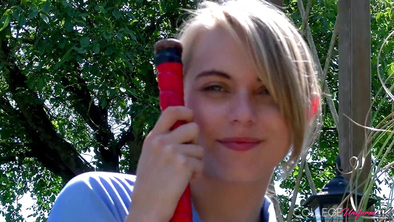 College Uniform: Chloe lagi asik ngocok kontol dengan tongkat hoki