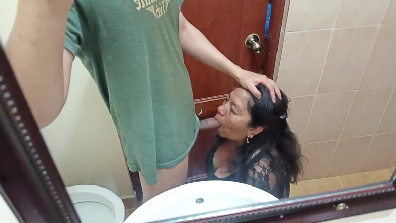 Moo DBOXXX: Olgun Christian sikimi emmeyi seviyor, yemek satıcısı bana bağımlı hale...