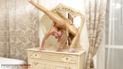 Gymnastic: Baletka ve zlatých šatech
