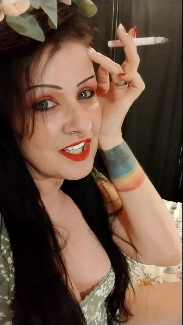 Abby Anna: Ruj roșu cu milf drăguță care fumează