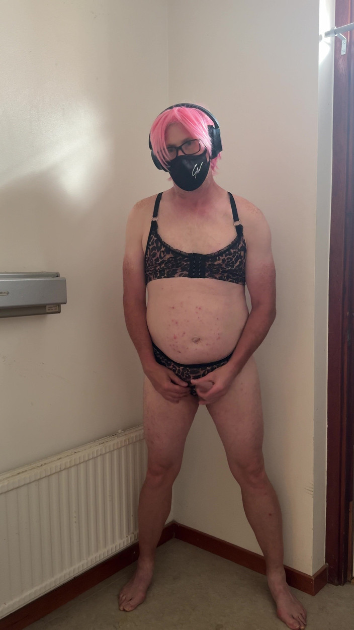 Julia Trans: Die Hure in Pink spielt und masturbiert, bis sie kommt.